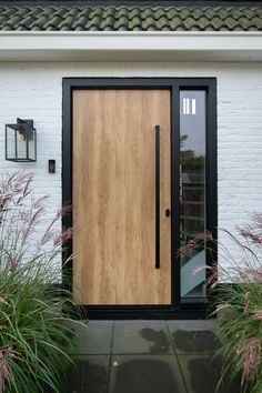 Black House Front Door, Black And Wood Exterior, Modern Porch Ideas Entrance, Modern House Front Door, Modern Wood Front Door, Kitchen Door Design, Modern Front Door Ideas, Modern Exterior Door, Bathroom Door Design