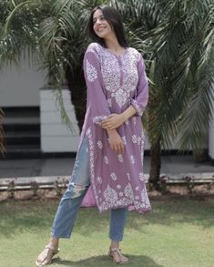 Short Chikankari Kurti With Jeans, Chicken Kurti With Jeans, Stylish Long Kurti With Jeans, Chikan Kari Suits, College Dressing Style, Long Kurta With Pants, Lakhnawi Kurti, Chikankari Kurti With Jeans, Kurti Fits