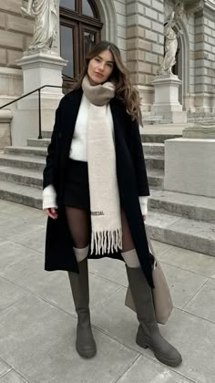 Style Black Coat, Black Knee High Boots Outfit, Nyc Outfit Ideas, Winter Layering Outfits, Winter Holiday Outfits, January Outfits, Aesthetic Overalls Outfit, Street Style Fall Winter, Overalls Outfit