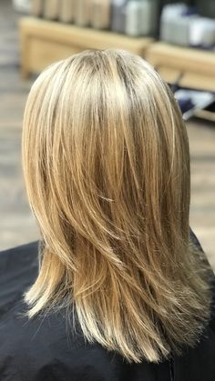 Layers At Bottom Of Hair, Graduated Layers Medium, Shoulder Length Haircut Layers, Fall Highlights For Blondes, Highlights For Blondes, Fall Highlights, Blonde Layered Hair, Fashion Makeover