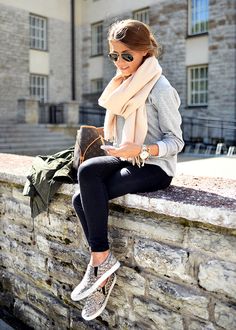 stitch fix: love the shirt here. I own leggings and shoes like that, need more casual but chic tops like this Witte Sneakers Outfit, Abroad Outfits, Simple College Outfits, Uk Outfits, Travel London, Look Legging, Mode Tips, London Outfit, Lv Bags