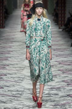 Gucci Spring 2016 Ready-to-Wear Fashion Show - Vera van Erp Gucci Summer, 2016 Ready To Wear, Fairy Clothing, Gucci Spring, Baroque Print, Woman Style, Runway Collection, Spring Summer 2016, 2016 Fashion