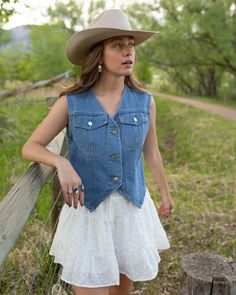 Western Look, Concert Fits, Summer Skirts, Button Down Dress, Country Outfits, Cowgirl Boots, Denim Vest, Perfect Summer, Daily Fashion