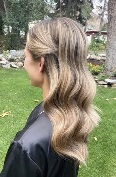 Bride Loose Hairstyles, Simple Beach Wave Hairstyles, Simple Romantic Wedding Hair, Bridesmaid Hairstyles Down Medium Length, Wedding Hair Down Wavy, Simple Bridesmaid Hair Down, Bridesmaids Hair Down, Bridesmaid Hair Down Long, Bridal Waves Long Hair