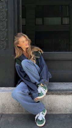 Self Foto, Pose Fotografi, Looks Street Style, Stockholm Fashion, Fall Fits, Carrie Bradshaw, Mode Inspo, How To Pose, 가을 패션