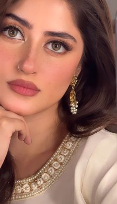 Makeup For Pakistani Wedding, Pakistani Girl Makeup, Pakistani Make Up Look, Pakistani Look Makeup, Makeup Looks For Pakistani Wedding, Indian Simple Makeup Looks, White Suit Makeup Look Indian, Desi Wedding Makeup Looks, Shadi Makeup Looks