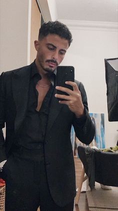 Brown Guys, Dark Outfit, Room Mirror, Classy Outfits Men, Designer Suits For Men, Dark Outfits, Mens Outfit Inspiration, Designer Suits, Men's Style