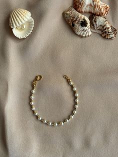 The product is a special design. The gold parts are gold-plated brass, and the pearls will not peel or change color. You can comfortably use it for years. Gold And Pearl Jewelry, Dainty Pearl Bracelet, Pearl Beaded Bracelet, Pearl Bracelet Gold, Bracelet Pearl, Pearl Shell, Dream Jewelry, Bracelet Gold, Special Design