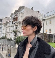 Curtain Pixie Haircut, Growing Out Pixie With Bangs, Really Short Hairstyles For Women, French Pixie Haircut Straight Hair, Real Short Hairstyle Women, Really Short Hair Women, Girly Pixie Cuts, Short Hairstyle Women Mullet, Mak Ingemi Hairstyle