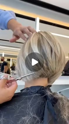 Kurze Frisur on Instagram: "Very nice cut! 💕👍✂️👏👏 Absolutely beautiful!!! She looks FABULOUS" Short Hair Back, Kaley Cuoco Short Hair, Corte Bob, Growing Out Short Hair Styles, Latest Short Hairstyles, Trendy Short Haircuts, Bob Hairstyles For Fine Hair, Short Choppy Hair