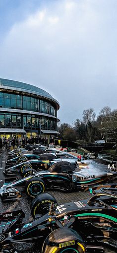 a bunch of cars parked in front of a building