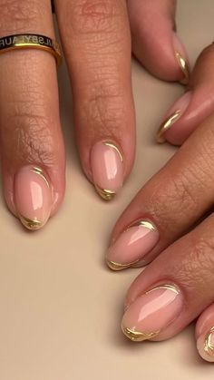 Short Gel Nails Round Shape, Colourful Minimalist Nails, Nye Gold Nails, Nails Gold Detail, Minimal Nail Art Short Nails, Shirt Nail Ideas, Gold Detail Nails, Classy Gold Nails, Gel Nails Gold