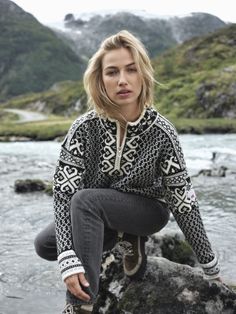 A heavy knitted, detailed, patterned wool sweater with a relaxed fit. The sweater has a semi-high neck with zipper and is knitted in 100% long-lasting wool. You can use Leknes both as a hiking sweater and for everyday wear. With a traditional Norwegian pattern and updated fit, this is a wool sweater that is both timeless and nostalgic.

Fit: Loose fit
Mid-layer
Finish: heavy knit
100% long-lasting wool
Semi-high neck with zipper
Weight: 941g (size M)
Designed and knitted in Norway
Machine washab Hiking Sweater, Nordic Outfit, Norwegian Clothing, Norwegian Wool Sweater, Norwegian Style, Norwegian Knitting, Cowichan Sweater, Norwegian Sweater, Icelandic Sweaters