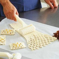 Useful Pastry Plastic Cutter Roller Tool - Trendha Lattice Pastry, Pie Craft, Lattice Pie Crust, Pizza Pastry, Cookie Pizza, Baking Games, Pizza Pie, Pizza Bake, Cookie Pie