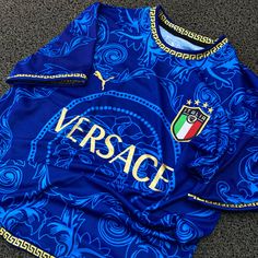 a blue jersey with the word versa on it and an italian flag painted on it