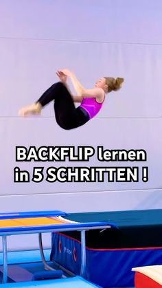 a woman jumping in the air on top of a trampoline with text reading backflip lenen in 5 schritten