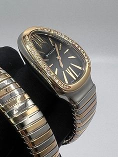 Since the inception of the first Serpenti, Bvlgari and the mythical snake have been an unbeatable combination when it comes to refined style and glamour. In its present configuration, it is paired with another one of Bulgari's classics - the Tubogas bracelet. The movement is quartz; this version has its case and bracelet in a combination of pink gold and stainless steel. The bezel is diamond-set. Reference: 102099 SP35BSPGD.2T Bulgari Watches Women, Serpenti Bvlgari, Double Spiral Bracelet, Serpenti Tubogas Watch, Classy Vibes, Bulgari Serpenti, Spiral Bracelet, Rose Gold Crown, Bvlgari Serpenti