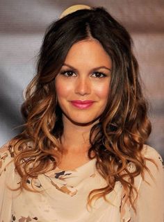 wavy haarkleuren haarkleur trouwens ingetogen pittige mooi kapsel staat worden vuurrode Ombre Shoulder Length Hair, Brown To Caramel Ombre, Dark Ombre Hair, Dipped Hair, Caramel Ombre, Trendy We Fryzurach, Celebrity Hair Colors, Oval Face Haircuts, Prom Hairstyles For Short Hair