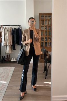 Suit Pant Outfit Women, Flare Pant Work Outfit, Black Flare Dress Pants Outfit, Office Outfits Women Black Pants, Black Flare Pants Work Outfit, Flared Pants Work Outfit, Smart Pants Outfit, Blazer And Flare Pants, Flare Pants Outfit Work