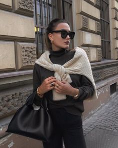 Chicago Outfit, Fall Winter Wardrobe, Keep It Classy, Modern Lifestyle, Timeless Accessories, Perfect Bag, Winter Wardrobe, High Quality Leather, Winter Scarf