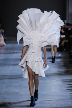 VIKTOR & ROLF Cubism Fashion, Sculptural Fashion, Paper Fashion, Fashion Fail, Weird Fashion