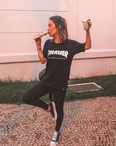 Looks confortáveis e estilosos com calça legging. Quem ama looks confortáveis sabe que a calça legging é uma queridinha indispensável no closet. Além de super prática a peça é mega versátil. Confira este look com calça legging preta, t-shirt de banda, all star de plataforma e muitas outras ideias de looks no post de hoje. Legging Tshirt Outfit, Oversized Tshirt Outfit Leggings, Oversized Tshirt Outfit, Oversize Tshirt Outfits, Look Legging, All Black Fashion, Cute Lazy Outfits, Outfits With Converse, Legging Outfits