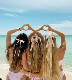 #summer #trio #preppy #aesthetic #beach #pic #picinspo Cute Beach Pictures, Photos Bff, Preppy Beach, Summer Pics, Summer Picture Poses, Friend Pictures Poses, Beach Friends, Best Friends Shoot, Malibu Barbie