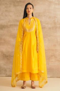 Shop for Sureena Chowdhri Yellow Silk Chanderi Embroidered Mirror Yoke Kurta Set for Women Online at Aza Fashions Sureena Chowdhri, Scallop Dupatta, Yellow Mirror, Velvet Kurta, Yellow Silk, Organza Dupatta, Purple Silk, Silk Dupatta, Mirror Work