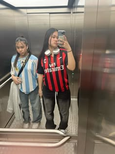 #blokecore #outfits #streetstyle How To Style A Football Jersey Women, Female Jersey Outfit Street Styles, Women’s Football Jersey Outfit, Blokecore Outfits, Sport Jersey Outfit Women, Blokecore Women, Brazil Jersey Outfit Girl