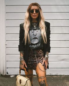 Essas são as principais TENDÊNCIAS PARA O VERÃO 2023! Rock Glam Outfit, Rock Girl Outfit, Rock Concert Outfits, Sxsw Fashion, Rock Chic Outfits, Rocker Chic Outfit, Rocker Fashion, Soft Grunge Outfits