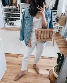 Woven Mules Outfit, Nude Bag Outfit, Tan Mules Outfit, White Jeans Ideas, Mule Outfits, Mule Outfit, Beige Mules, Tory Burch Slides