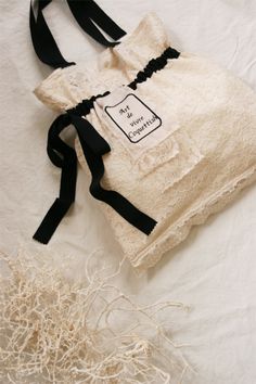 souvenir/un deux troisの画像 Sacs Tote Bags, Lace Bag, Diy Bag Designs, Diy Bags Purses, Potli Bags, Jute Bags, Linen Bag, Fabric Bags