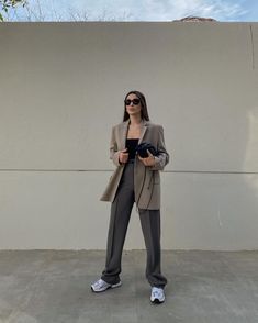 New Balance Grey Outfit, Light Blue Shirt Outfit, Semi Casual Outfit Women, New Balance 530 Outfit, Eurotrip Outfits, 2023 Outfits, New Balance Outfit, Look Office, Look Formal