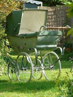 an old fashioned baby carriage in the grass