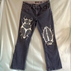 Grunge Bleached Jeans, Bleach Patterns On Jeans, Bleach Painting Denim, Insecticide Nirvana, Bleach Clothes Design Aesthetic, Bleach Painting On Clothes, Bleach Paint Pants, Bleach Pattern Jeans, Cool Painted Jeans