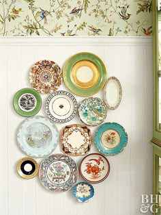 there are many plates hanging on the wall