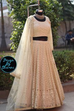 Lehenga Gold, Beige Lehenga, Embroidery Lehenga, Chikankari Lehenga, Red Lehenga Choli, Gold Lehenga, Bridesmaid Lehenga, Wedding Lehenga Designs, Wedding Dress Flowy