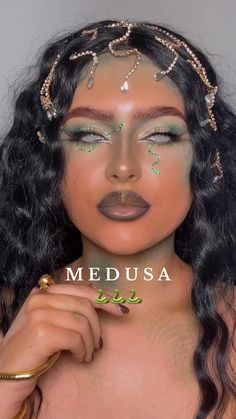 Madussa Halloween Makeup, Medusa Makeup Halloween Simple, Medusa Inspired Makeup, Medusa Halloween Costume Ideas, Medusa Makeup Look, Fantasia Medusa Halloween, Martian Makeup, Snake Makeup Look, Medusa Makeup Halloween