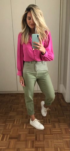 Fucsia Outfit Combination, Green And Pink Outfits For Women, Look Camisa Pink, Outfits Con Jeans, Color Blocking Outfits, Green Pants, Outfit Combinations, Pink Outfits