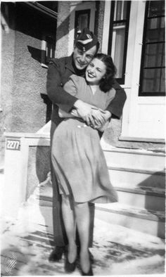 42 Vintage Snapshots That Show What Couples Wore in the 1940s Couples Vintage, Old Fashioned Love, Military Couples, Vintage Pics, Vintage Couples, Look Retro, Vintage Versace, Vintage Romance, Photo Vintage