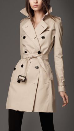 Lightweight Trench Coat, Short Trench Coat, Trench Coat Outfit, Beige Trench Coat, Burberry Trench, Winter Trench Coat, Burberry Trench Coat, Coat Outfit, Raincoats For Women