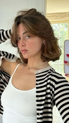 Bob Haircut Fine Hair Round Face, Wavy Hair Above Shoulders, Hair Cut Layers Short, Short To Mid Length Hair With Layers, Shoulder Length Brunette Hair Straight, Short Brown Hair With Curtain Bangs Wavy, Short Red Hair Round Face, Spring Haircuts Medium, Mid Neck Length Hair With Layers