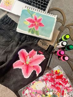 Jeans With Flowers, Painted Clothes Diy, Painted Denim, Painted Clothes, Arte Inspo, Sketchbook Art Inspiration, Cute Crafts, Upcycle Clothes, Volcano