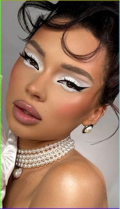 White Shadow Makeup, Makeup Ideas Rainbow, Flower Makeup Ideas, Makeup Ideas Bright, Music Festival Makeup Ideas, Festival Eyeshadow, Zebra Makeup, Maquillage On Fleek, Bright Eyeshadow