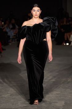 Black Velvet Bubble Corset Top Made to order, Final Sale Please allow 4-6 Weeks to ship Made in NYC For inquiries email info@christiansiriano.com Plus Size Red Carpet, Velvet Corset Dress, Velvet Corset, Trumpet Skirt, Vestido Plus Size, Guest Attire, Elegante Casual, Plus Size Models, Christian Siriano