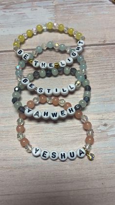 Christliche Armbänder Christian Bead Bracelets Diy, Diy Christian Crafts To Sell, Beaded Christian Bracelets, Bracelet Selling Ideas, Jesus Bracelet Diy, Homemade Christian Gifts, Christian Clay Bead Bracelet Ideas, Jesus Bracelet Ideas