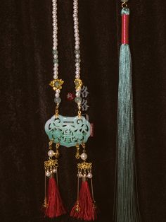 Traditional Ming Dynasty necklace with a Beiyun 背云 (back cloud), this style of necklace comes with a long tassel down the back to act as a counterweight and additional accessory! Gorgeous imitation jade centerpiece with gold dragonfly charms, pearls, and mini red tassels. Back is adorned with more dragonflies, pearls, and a longer jade green tassel. These 18th century necklaces pair great with any Ming ensemble, these also look fantastic with modern dresses! Materials: imitation pearls, color-pr Chinese Jewelry Traditional, Traditional Chinese Jewelry, Chinese Royalty, Chinese Necklace, Jade Accessories, Cloud Necklace, Dresses Materials, Chinese Accessories, Modern Dresses