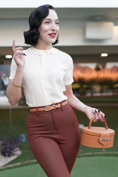 This is a brown bow belt in a vegan leather (PU) material with a metal bow embellishment. Length S 25-29" M 29-33" L 33-37" XL 37-41" 1940s Inspired Fashion, 1950s Fashion Women, 50s Outfits, 1950’s Fashion, Pin Up Outfits, Belt Brown, Bow Belt, Vintage Inspiration