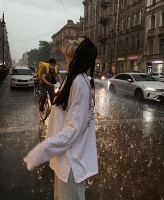 Rainy evening. Street life in the city. Rainy days aesthetic. Romanticise life. Rainy mood. Chill nights. Main character vibes. Standing in the rain. Night vibes. Rainy weather aesthetic. Mara Dyer, Rainy Day Aesthetic, I Love Rain, Shotting Photo, Love Rain, + Core + Aesthetic, Intj