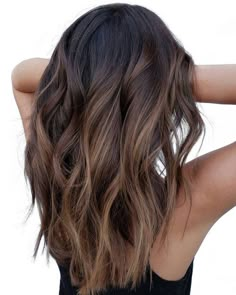 Dark Brown Hair With Blonde Highlights, Highlights Brown Hair Balayage, Dark Brown Hair Balayage, Rambut Brunette, Brown Hair Inspo, Brunette Hair With Highlights, Dark Hair With Highlights, Brown Hair With Blonde Highlights, Brunette Balayage Hair